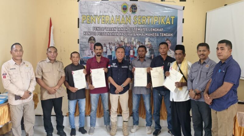 336 Sertipikat Dibagikan ke Warga Halteng, Target 100% Tanah Bersertifikat pada 2027