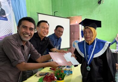 Momen Haru! Lansia Haltim Resmi Diwisuda, Jadi Inspirasi Generasi Muda