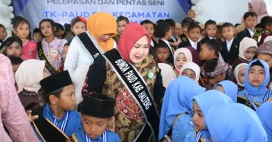 Haru dan Penuh Karya! Bunda PAUD Halteng Hadiri Pelepasan TK-PAUD Weda Selatan, Tekankan Peran Orang Tua dan Guru