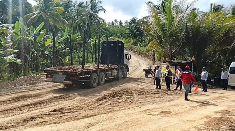 Jalan Rusak Diduga Akibat Truk Perusahaan, Dishub Haltim Minta Aktivitas Dihentikan