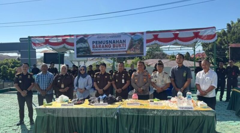 Kejari Tidore Musnahkan Barang Bukti 14 Perkara, dari Narkotika hingga Miras Ilegal