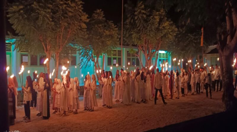 Pawai Obor Keliling Pulau Meriahkan Maulid Nabi di Lelei Halsel, Pelajar Kompak Bersalawat