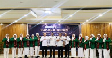 74 Mahasiswa Halut Ikuti Ucap Janji Kelulusan Sarjana Kebidanan FKK UMJ