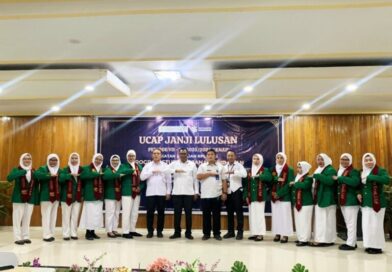 74 Mahasiswa Halut Ikuti Ucap Janji Kelulusan Sarjana Kebidanan FKK UMJ