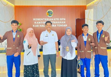 Kepala Kantah Halteng Lepas Tiga Siswa SMK 1 Usai Dua Bulan Prakerin