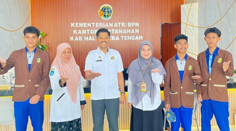 Kepala Kantah Halteng Lepas Tiga Siswa SMK 1 Usai Dua Bulan Prakerin