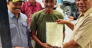 294 Sertipikat Diserahkan Kantah Halteng, Warga Patani Timur dan Patani Barat Terima Hak Tanah