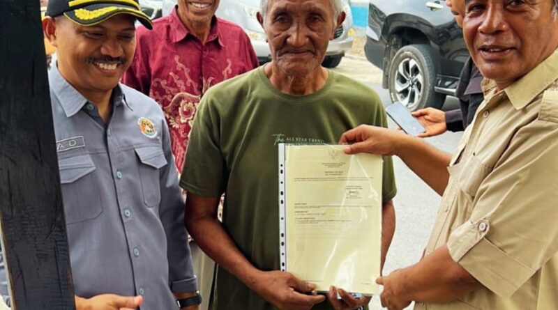 294 Sertipikat Diserahkan Kantah Halteng, Warga Patani Timur dan Patani Barat Terima Hak Tanah