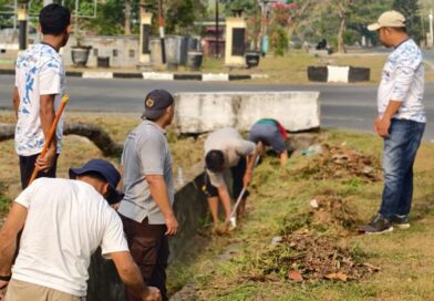 Bukan Cuma Urus Sertipikat, Pegawai Kantah Halteng Gotong Royong Bersihkan Drainase