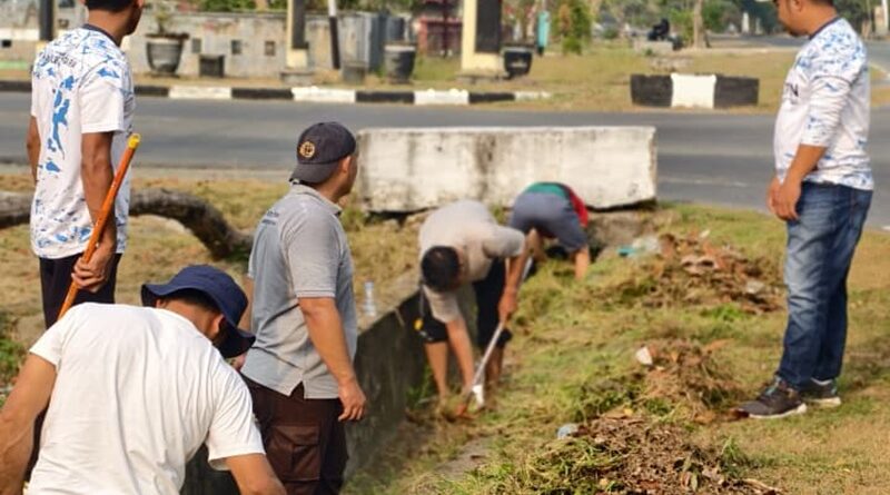 Bukan Cuma Urus Sertipikat, Pegawai Kantah Halteng Gotong Royong Bersihkan Drainase