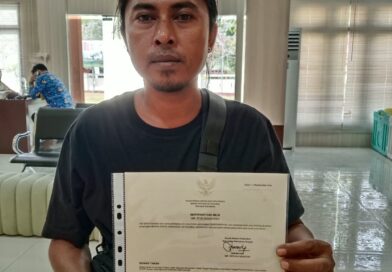 Kantah Halteng Serahkan Sertipikat Tanah 439 Meter Persegi di Lelilef Waibulan