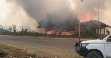 Kebakaran di Perumahan PT Sam Sejati Halut, Petugas NHM Berjibaku Padamkan Api