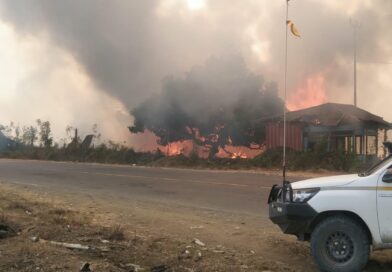 Kebakaran di Perumahan PT Sam Sejati Halut, Petugas NHM Berjibaku Padamkan Api