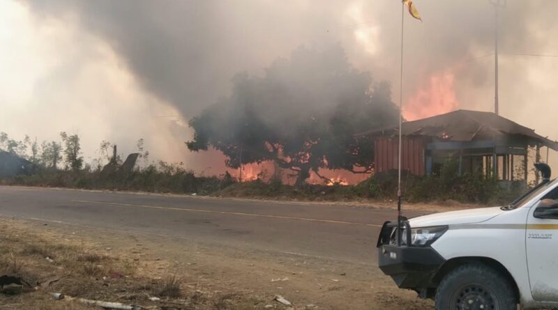 Kebakaran di Perumahan PT Sam Sejati Halut, Petugas NHM Berjibaku Padamkan Api
